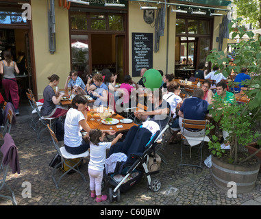 Belebten Straßencafé mit Brunch am Wochenende morgens im Prenzlauer Berg in Berlin Deutschland Stockfoto