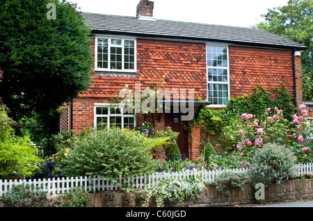Eine hübsche rote Backsteinhaus mit weißen Tür im Dorf Chinnor