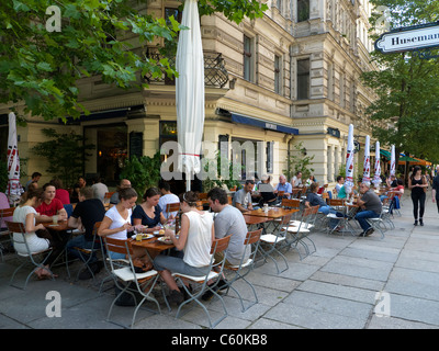 Belebten Straßencafé mit Brunch am Wochenende morgens im Prenzlauer Berg in Berlin Deutschland Stockfoto