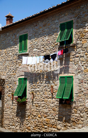 Aufhängen von Wäsche zum Trocknen, Volterra, Pisa, Toskana, Italien, Europa Stockfoto