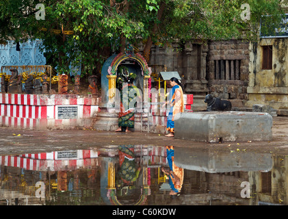 Zwei Frauen an kleinen Schrein in Sri Meenakshi Tempel Madurai Tamil Nadu in Indien Stockfoto