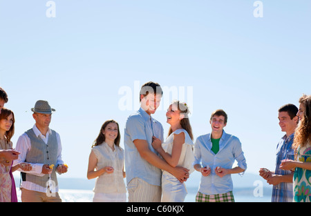 Braut und Bräutigam umgeben von Freunden Stockfoto