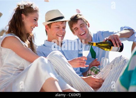 Brautpaar Champagner trinken Stockfoto