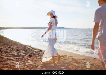 Braut zu Fuß am Strand Stockfoto