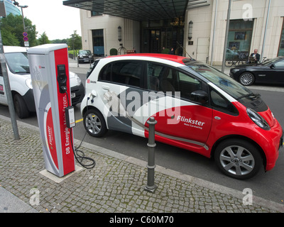 DB Flinkster Carsharing Elektroauto aufgeladen wird auf Straße in Berlin-Deutschland Stockfoto