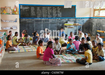 Kinder im Grundschulalter in der Klasse Athoor Dorf Tamil Nadu in Indien Stockfoto