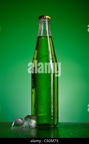grünen Soda Flasche und Eis Würfel, grüner Hintergrund Stockfoto