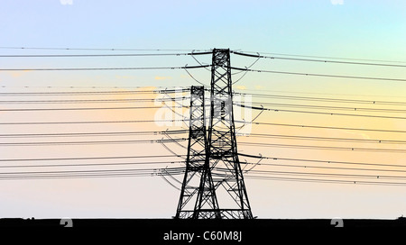 Telefonleitungen gegen blauen Himmel Stockfoto