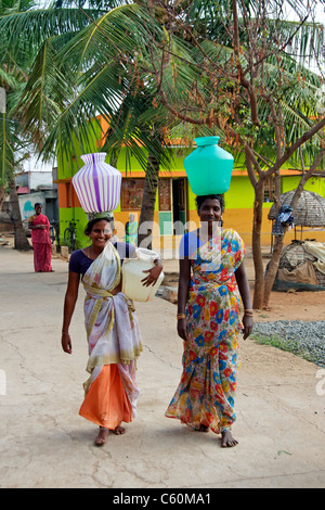 Zwei Frauen, die Wasserfahrzeuge auf den Kopf Athoor Dorf Tamil Nadu in Indien Stockfoto