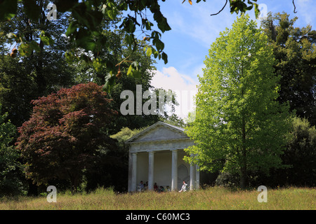 Petworth, dorischen Tempel in Lustgärten, West Sussex, England Stockfoto