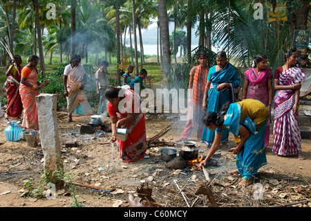 Frauen Vorbereitung Ritual fest Athoor Tamil Nadu in Indien Stockfoto