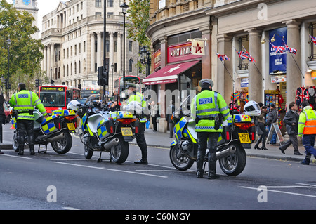 London Policemans auf Motorrädern, Recht und Ordnung zu kontrollieren. Nicht weit von Trafalgar Square, Whitehall auf der Straße. London-UK Stockfoto