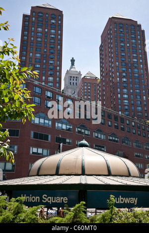 Union Square u-Bahnstation, Con Edison Gebäude und Türme Zeckendorf, NYC Stockfoto