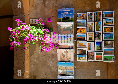 Postkarten und Reiseführern für Verkauf in Volterra, Pisa, Toskana, Italien, Europa Stockfoto