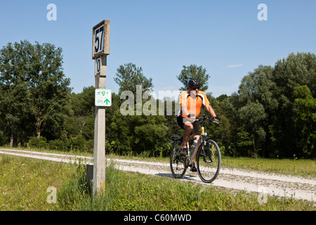 Mann auf unbefestigten Straße Radfahren Stockfoto