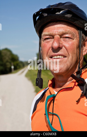 Ältere Menschen tragen Fahrradhelm Stockfoto