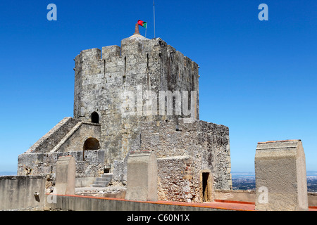 Der imposante Bergfried der Burg von Palmela, Portugal. Stockfoto