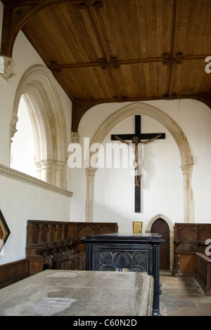 Arundel Castle West Sussex Fitzalan Chapel anglikanischen Marienkapelle Abschnitt Kreuz Kruzifix aus Holz Bogenfenster verzierte Tür Flagge Steine Boden Stockfoto