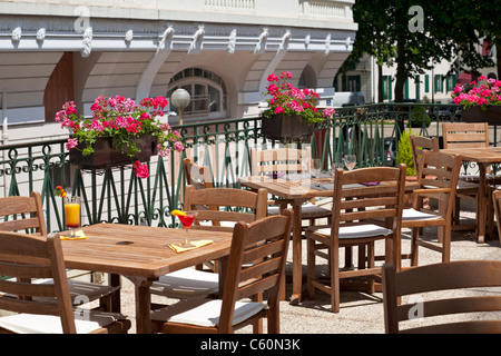 In Vichy, Teak Stücke von Möbeln auf der Terrasse (Allier - Frankreich). Ein Vichy, Meubles En Teck Sur Une Terrasse (Allier - Frankreich). Stockfoto