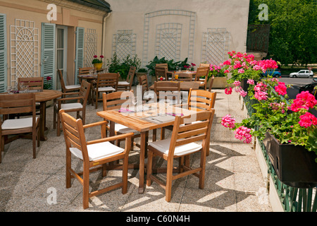 In Vichy, Teak Stücke von Möbeln auf der Terrasse (Allier - Frankreich). Meubles En Teck Sur Une Terrasse (Vichy - Allier - Frankreich). Stockfoto