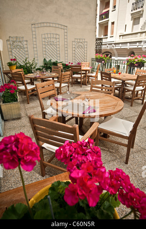 In Vichy, Teak Stücke von Möbeln auf der Terrasse (Allier - Frankreich). Meubles En Teck Sur Une Terrasse (Vichy - Allier - Frankreich). Stockfoto