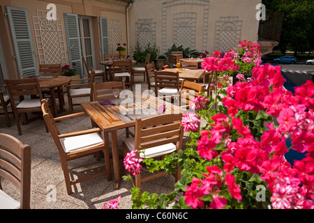 In Vichy, Teak Stücke von Möbeln auf der Terrasse (Allier - Frankreich). Meubles En Teck Sur Une Terrasse (Vichy - Allier - Frankreich). Stockfoto