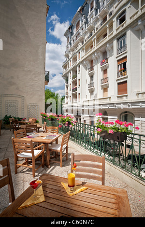 In Vichy, Teak Stücke von Möbeln auf der Terrasse (Allier - Frankreich). Ein Vichy, Meubles En Teck Sur Une Terrasse (Allier - Frankreich). Stockfoto