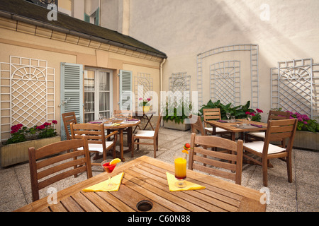 In Vichy, Teak Stücke von Möbeln auf der Terrasse (Allier - Frankreich). Meubles En Teck Sur Une Terrasse (Vichy - Allier - Frankreich). Stockfoto