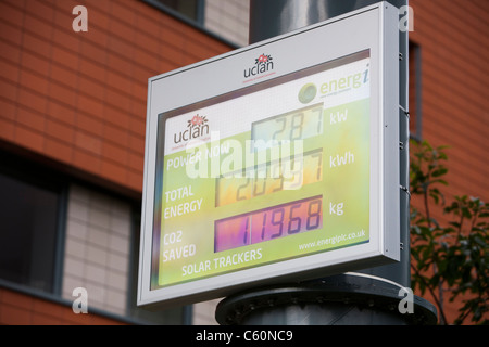 Tracking-solar-Photovoltaik-Panels auf dem Campus UCLAN, der University of central Lancashire, Preston, UK. Stockfoto