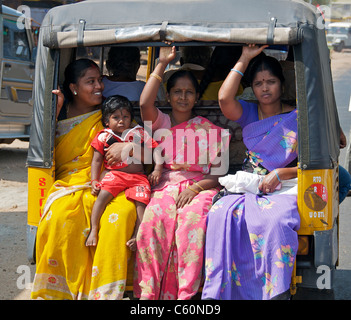 Passagiere in motor-Rikscha taxi Tamil Nadu in Indien Stockfoto