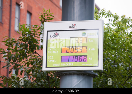 Tracking-solar-Photovoltaik-Panels auf dem Campus UCLAN, der University of central Lancashire, Preston, UK. Stockfoto