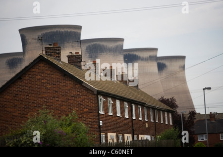 Ferrybridge Power Station, liegt am Fluss Aire, in der Nähe von Wakefield, West Yorkshire, gesehen von Ferrybridge Dorf Stockfoto