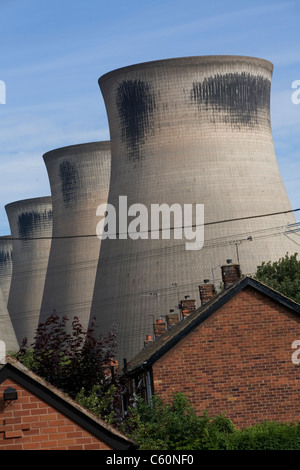 Ferrybridge Kraftwerk Kühltürme, liegt am Fluss Aire, in der Nähe von Wakefield, West Yorkshire Stockfoto