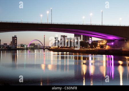 Blick nach Westen, unter der Kingston-Brücke entlang des Flusses Clyde in Richtung Glasgow-Skyline bei Sonnenuntergang, Schottland, UK Stockfoto