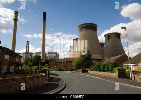 Ferrybridge Power Station, liegt am Fluss Aire, in der Nähe von Wakefield, West Yorkshire, gesehen von Ferrybridge Dorf Stockfoto