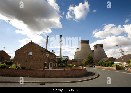 Ferrybridge Power Station, liegt am Fluss Aire, in der Nähe von Wakefield, West Yorkshire, gesehen von Ferrybridge Dorf Stockfoto