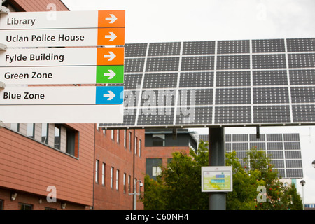 Tracking-solar-Photovoltaik-Panels auf dem Campus UCLAN, der University of central Lancashire, Preston, UK. Stockfoto