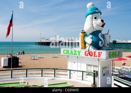 Palace Pier von Brighton East Sussex Pier von Marine Drive Snoopy Crazy Golf anmelden Strand & Meer Wasser Meer im Vordergrund Liegestühle Stockfoto