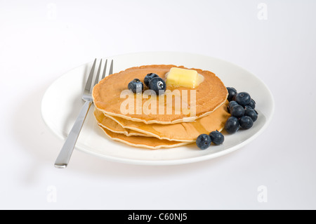 Heidelbeer-Pfannkuchen auf einem Teller mit der Gabel isoliert auf weiss Stockfoto