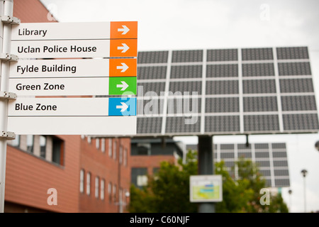 Tracking-solar-Photovoltaik-Panels auf dem Campus UCLAN, der University of central Lancashire, Preston, UK. Stockfoto