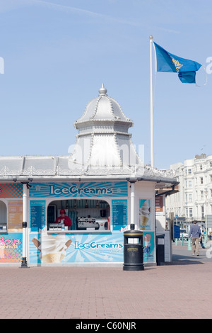 East Sussex Vorplatz Eis Kiosk shop shop Salon Salon Flagge von Brighton Marine Palace Pier - BMPP Stockfoto