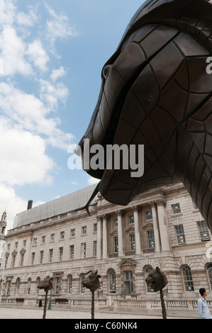 Der chinesische Künstler Ai Weiwei arbeiten Circle of Tiere/Zodiac Heads im Hof des Somerset House, London Stockfoto