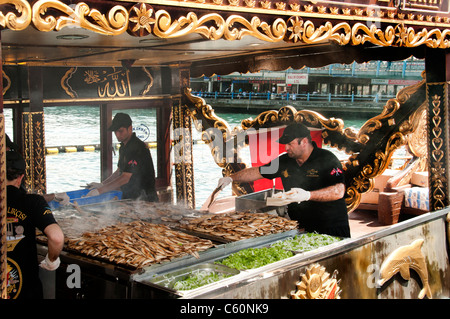 Istanbul Restaurant Terrasse Boote Goldene Horn Galata Waterfront Brückenturm verkaufen heiße Makrele Fisch Balik Ekmek Eminonu Stockfoto