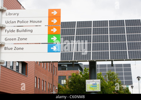 Tracking-solar-Photovoltaik-Panels auf dem Campus UCLAN, der University of central Lancashire, Preston, UK. Stockfoto