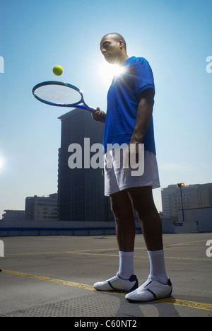 Tennisspieler auf Dachterrasse Platz Stockfoto