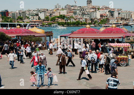 Restaurant Terrasse Boote Goldene Horn Galata Turm-Brücke verkaufen heiße Makrele Fisch Sandwiches Balik Ekmek Eminonu Stockfoto