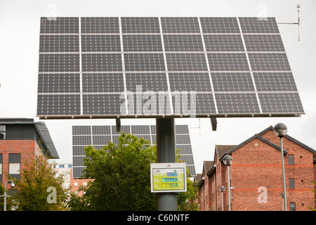 Tracking-solar-Photovoltaik-Panels auf dem Campus UCLAN, der University of central Lancashire, Preston, UK. Stockfoto