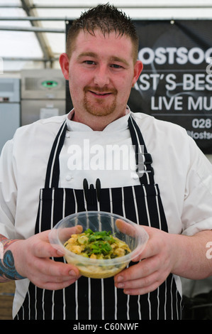 Gerard McQuillan, Chef von Belfasts Lost Society mit seiner Thai Curry-Fisch-Nudeln Belfast Tastefest Food Festival Stockfoto