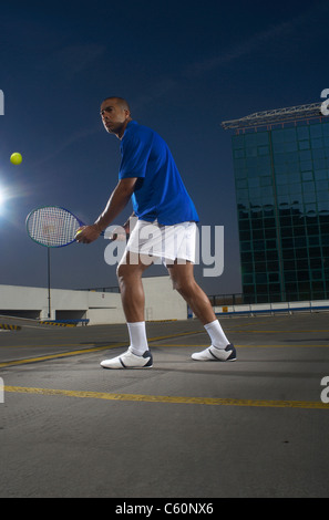 Tennisspieler auf Dachterrasse Platz Stockfoto