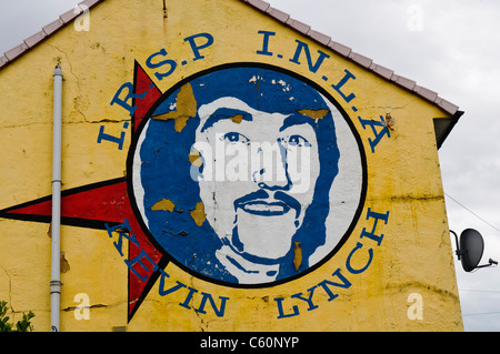 Wandbild auf einer Giebelseite in West Belfast zum Gedenken an die Hunger-Stürmer Kevin Kynch Stockfoto